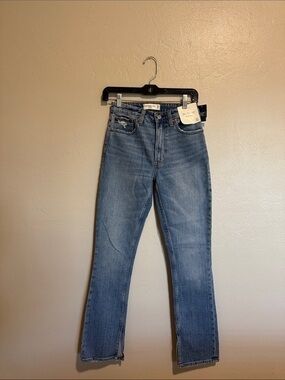 NWT Abercrombie Light Wash Straight Leg Jeans 00 Short